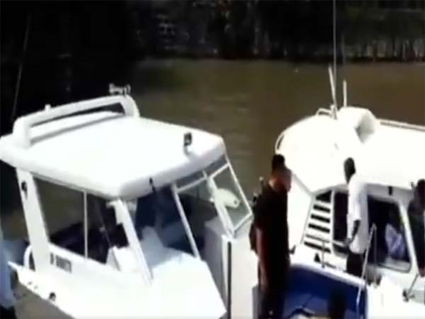 ബോട്ടില്‍ നിന്നും പുറത്തിറങ്ങാന്‍ കൂട്ടാക്കാത്ത ഷാരൂഖിനെ പരസ്യമായി ശകാരിച്ച് നിയമസഭാംഗം