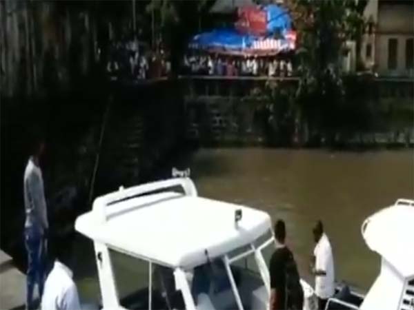 ബോട്ടില്‍ നിന്നും പുറത്തിറങ്ങാന്‍ കൂട്ടാക്കാത്ത ഷാരൂഖിനെ പരസ്യമായി ശകാരിച്ച് നിയമസഭാംഗം