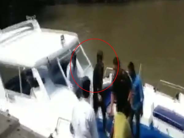 ബോട്ടില്‍ നിന്നും പുറത്തിറങ്ങാന്‍ കൂട്ടാക്കാത്ത ഷാരൂഖിനെ പരസ്യമായി ശകാരിച്ച് നിയമസഭാംഗം