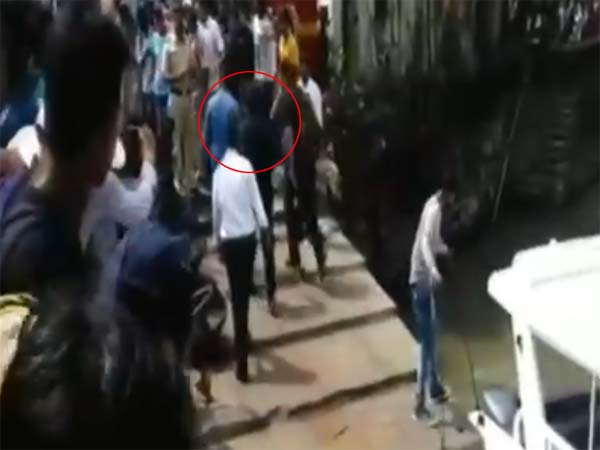 ബോട്ടില്‍ നിന്നും പുറത്തിറങ്ങാന്‍ കൂട്ടാക്കാത്ത ഷാരൂഖിനെ പരസ്യമായി ശകാരിച്ച് നിയമസഭാംഗം