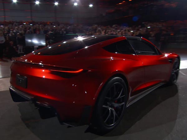 ബുഗാട്ടി ഒക്കെ പഴങ്കഥ; കാര്‍ ലോകത്തെ വിസ്മയിപ്പിച്ച് ടെസ്‌ല റോഡ്‌സ്റ്റര്‍!