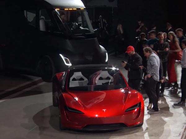 ബുഗാട്ടി ഒക്കെ പഴങ്കഥ; കാര്‍ ലോകത്തെ വിസ്മയിപ്പിച്ച് ടെസ്‌ല റോഡ്‌സ്റ്റര്‍!