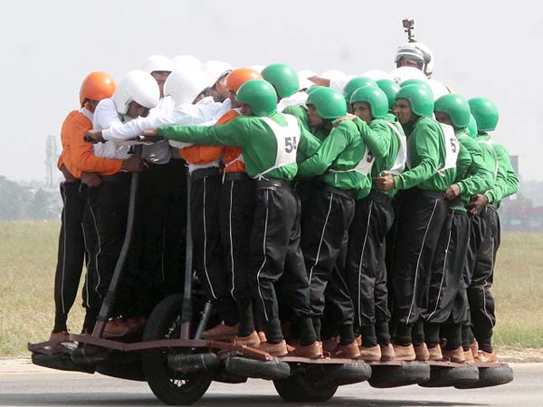 ബുള്ളറ്റില്‍ സഞ്ചരിച്ചത് 58 പേര്‍!; റോയല്‍ എന്‍ഫീല്‍ഡില്‍ പുതിയ ലോകറെക്കോര്‍ഡ് സൃഷ്ടിച്ച് കരസേന