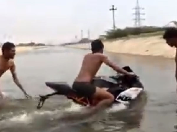 വെള്ളത്തിലൂടെ ഓടിച്ചാലും RC390, പള്‍സര്‍ NS200 ബൈക്കുകള്‍ക്ക് ഒന്നും സംഭവിക്കില്ല; കാരണം ഇതാണ്