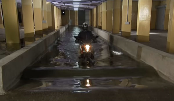 വെള്ളത്തിലൂടെ ഓടിച്ചാലും RC390, പള്‍സര്‍ NS200 ബൈക്കുകള്‍ക്ക് ഒന്നും സംഭവിക്കില്ല; കാരണം ഇതാണ്