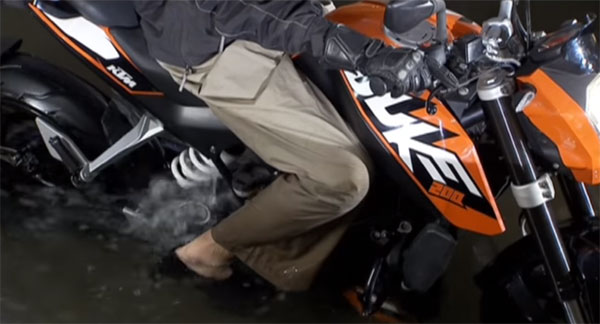 വെള്ളത്തിലൂടെ ഓടിച്ചാലും RC390, പള്‍സര്‍ NS200 ബൈക്കുകള്‍ക്ക് ഒന്നും സംഭവിക്കില്ല; കാരണം ഇതാണ്