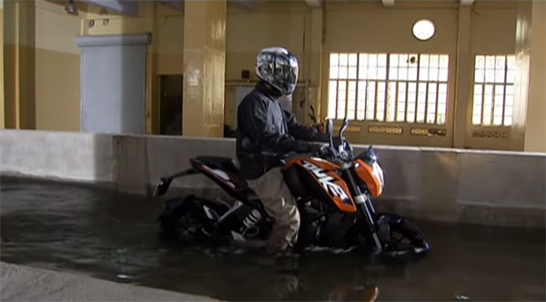 വെള്ളത്തിലൂടെ ഓടിച്ചാലും RC390, പള്‍സര്‍ NS200 ബൈക്കുകള്‍ക്ക് ഒന്നും സംഭവിക്കില്ല; കാരണം ഇതാണ്