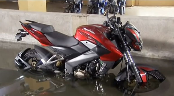 വെള്ളത്തിലൂടെ ഓടിച്ചാലും RC390, പള്‍സര്‍ NS200 ബൈക്കുകള്‍ക്ക് ഒന്നും സംഭവിക്കില്ല; കാരണം ഇതാണ്