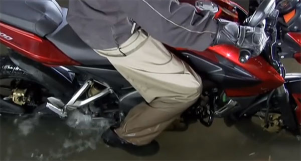 വെള്ളത്തിലൂടെ ഓടിച്ചാലും RC390, പള്‍സര്‍ NS200 ബൈക്കുകള്‍ക്ക് ഒന്നും സംഭവിക്കില്ല; കാരണം ഇതാണ്