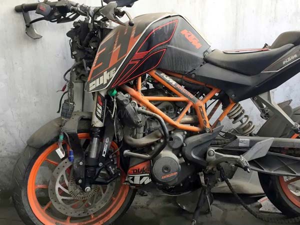 കാറിലേക്ക് ഇടിച്ച് കയറി ഡ്യൂക്ക് 390; ഇത് പ്രതിസന്ധിയിലും ജീവിതം തിരിച്ചുപിടിച്ച റൈഡറുടെ കഥ