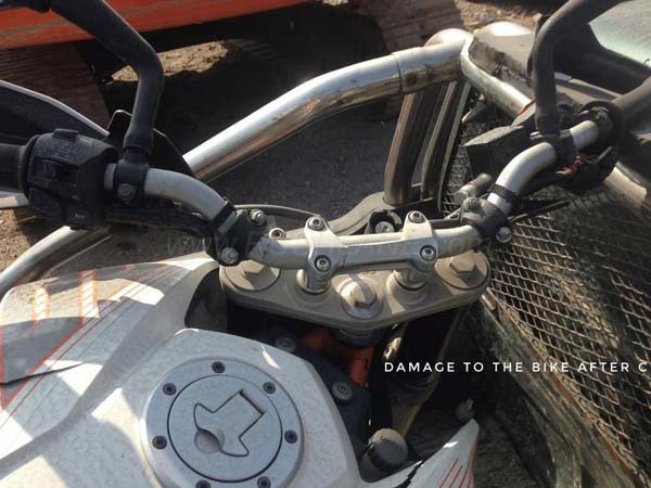 കാറിലേക്ക് ഇടിച്ച് കയറി ഡ്യൂക്ക് 390; ഇത് പ്രതിസന്ധിയിലും ജീവിതം തിരിച്ചുപിടിച്ച റൈഡറുടെ കഥ