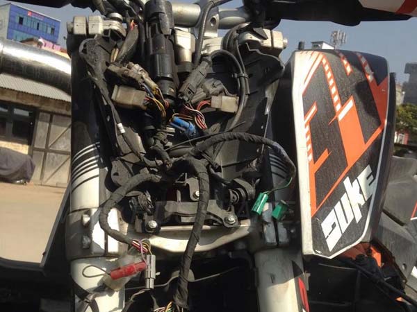 കാറിലേക്ക് ഇടിച്ച് കയറി ഡ്യൂക്ക് 390; ഇത് പ്രതിസന്ധിയിലും ജീവിതം തിരിച്ചുപിടിച്ച റൈഡറുടെ കഥ