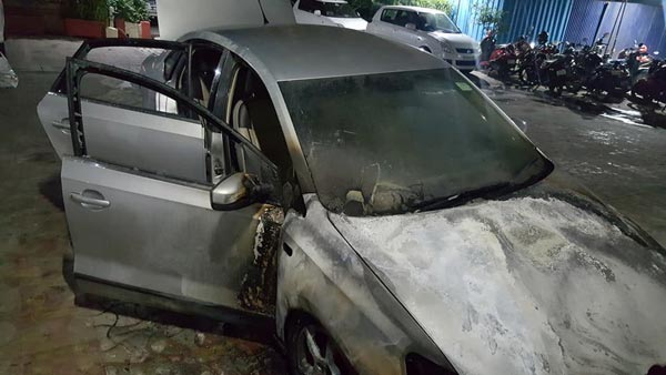 മുംബൈയില്‍ മെര്‍സിഡീസില്‍ എത്തിയ സംഘം ഫോക്‌സ്‌വാഗണ്‍ വെന്റോയ്ക്ക് തീയിട്ടു; വീഡിയോ