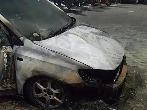 മുംബൈയില്‍ മെര്‍സിഡീസില്‍ എത്തിയ സംഘം ഫോക്‌സ്‌വാഗണ്‍ വെന്റോയ്ക്ക് തീയിട്ടു; വീഡിയോ