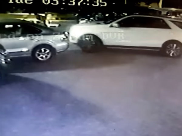 മുംബൈയില്‍ മെര്‍സിഡീസില്‍ എത്തിയ സംഘം ഫോക്‌സ്‌വാഗണ്‍ വെന്റോയ്ക്ക് തീയിട്ടു; വീഡിയോ