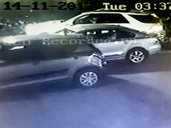 മുംബൈയില്‍ മെര്‍സിഡീസില്‍ എത്തിയ സംഘം ഫോക്‌സ്‌വാഗണ്‍ വെന്റോയ്ക്ക് തീയിട്ടു; വീഡിയോ