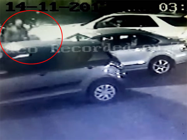 മുംബൈയില്‍ മെര്‍സിഡീസില്‍ എത്തിയ സംഘം ഫോക്‌സ്‌വാഗണ്‍ വെന്റോയ്ക്ക് തീയിട്ടു; വീഡിയോ