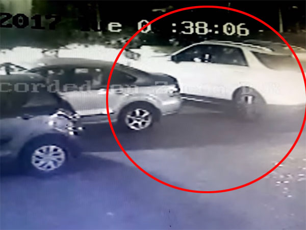 മുംബൈയില്‍ മെര്‍സിഡീസില്‍ എത്തിയ സംഘം ഫോക്‌സ്‌വാഗണ്‍ വെന്റോയ്ക്ക് തീയിട്ടു; വീഡിയോ