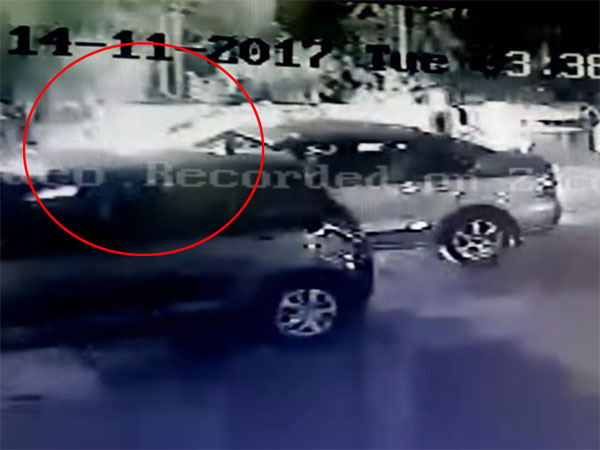 മുംബൈയില്‍ മെര്‍സിഡീസില്‍ എത്തിയ സംഘം ഫോക്‌സ്‌വാഗണ്‍ വെന്റോയ്ക്ക് തീയിട്ടു; വീഡിയോ