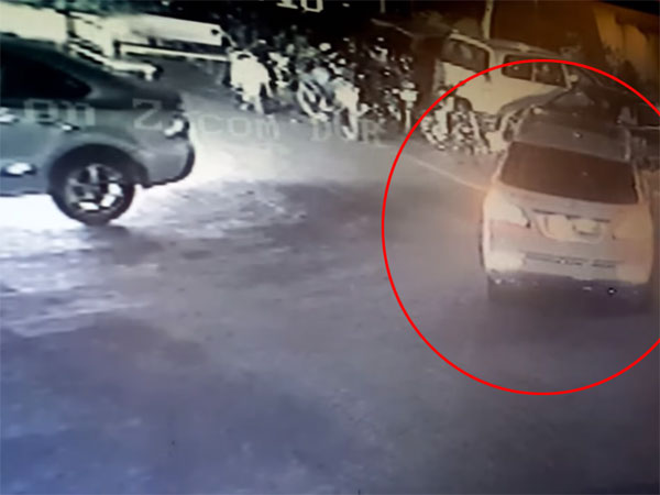 മുംബൈയില്‍ മെര്‍സിഡീസില്‍ എത്തിയ സംഘം ഫോക്‌സ്‌വാഗണ്‍ വെന്റോയ്ക്ക് തീയിട്ടു; വീഡിയോ