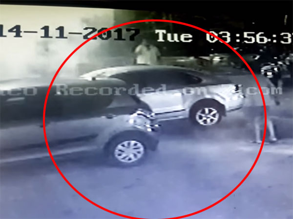 മുംബൈയില്‍ മെര്‍സിഡീസില്‍ എത്തിയ സംഘം ഫോക്‌സ്‌വാഗണ്‍ വെന്റോയ്ക്ക് തീയിട്ടു; വീഡിയോ