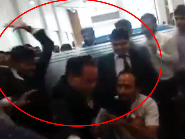 ദില്ലി ജീപ് ഡീലര്‍ഷിപ്പില്‍ ഉപഭോക്താവിന് നേരെ ജീവനക്കാരുടെ കയ്യേറ്റശ്രമം; വീഡിയോ