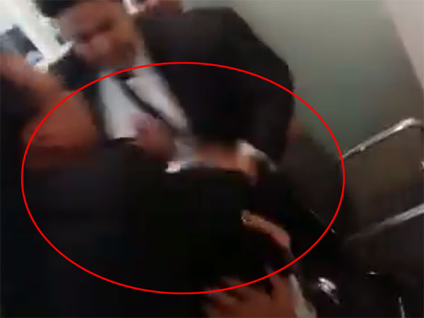 ദില്ലി ജീപ് ഡീലര്‍ഷിപ്പില്‍ ഉപഭോക്താവിന് നേരെ ജീവനക്കാരുടെ കയ്യേറ്റശ്രമം; വീഡിയോ