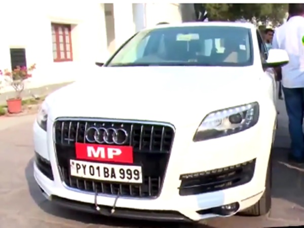 ഔഡി Q7 രജിസ്റ്റര്‍ ചെയ്തത് വ്യാജരേഖ ചമച്ച്; സുരേഷ് ഗോപിക്ക് എതിരെ ജാമ്യമില്ലാ വകുപ്പ് പ്രകാരം കേസ്