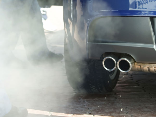 കാര്‍ സൈലന്‍സറില്‍ നിന്നും വെള്ളം ഉറ്റുന്നുണ്ടോ? വിഷമിക്കേണ്ട, കാരണമിതാണ്!