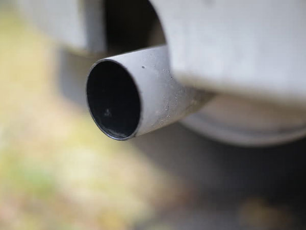 കാര്‍ സൈലന്‍സറില്‍ നിന്നും വെള്ളം ഉറ്റുന്നുണ്ടോ? വിഷമിക്കേണ്ട, കാരണമിതാണ്!