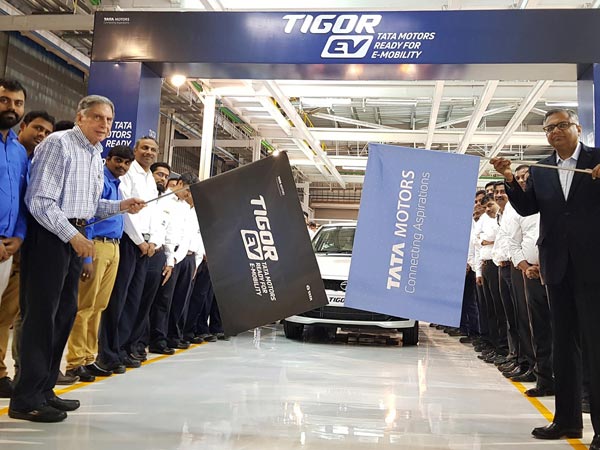 രത്തന്‍ ടാറ്റയുടെ സാന്നിധ്യത്തില്‍ ഇലക്ട്രിക് ടിഗോറുകളെ ടാറ്റ പുറത്തിറക്കി