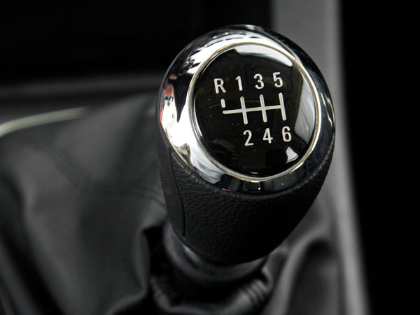 ഫസ്റ്റ് ഗിയറില് കാര് പാര്ക്ക് ചെയ്യുന്നത് ഉചിതമോ? ഫസ്റ്റ് ഗിയറില് കാര് പാര്ക്ക് ചെയ്യുന്നത് ഉചിതമോ?