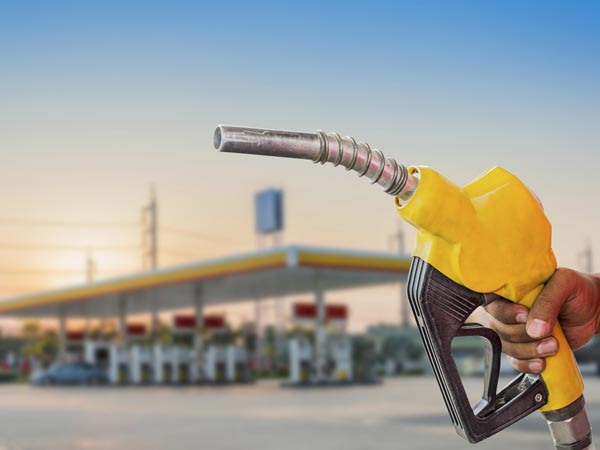 ശരിക്കും കാറില് പ്രീമിയം ഇന്ധനം നിറയ്ക്കണോ? ശരിക്കും കാറില് പ്രീമിയം ഇന്ധനം നിറയ്ക്കണോ?