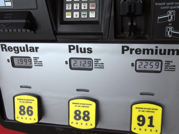 ശരിക്കും കാറില് പ്രീമിയം ഇന്ധനം നിറയ്ക്കണോ? ശരിക്കും കാറില് പ്രീമിയം ഇന്ധനം നിറയ്ക്കണോ?