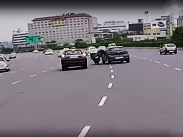 റോഡില്‍ ബൈക്ക് റൈഡറുടെ 'അഭ്യാസം'; പാഠം പഠിപ്പിക്കാന്‍ ഉറച്ച് കാര്‍ ഡ്രൈവറും - ഒടുവില്‍ സംഭവിച്ചത്!