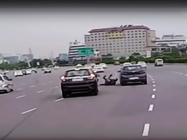 റോഡില്‍ ബൈക്ക് റൈഡറുടെ 'അഭ്യാസം'; പാഠം പഠിപ്പിക്കാന്‍ ഉറച്ച് കാര്‍ ഡ്രൈവറും - ഒടുവില്‍ സംഭവിച്ചത്!