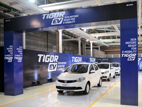 ഇലക്ട്രിക് കാറുകളിലേക്ക് ഇന്ത്യ; ആദ്യ 'ടിഗോര്‍ ഇവി'കളെ ടാറ്റ കേന്ദ്ര സര്‍ക്കാരിന് കൈമാറി