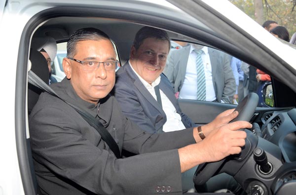 ഇലക്ട്രിക് കാറുകളിലേക്ക് ഇന്ത്യ; ആദ്യ 'ടിഗോര്‍ ഇവി'കളെ ടാറ്റ കേന്ദ്ര സര്‍ക്കാരിന് കൈമാറി