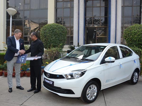 ഇലക്ട്രിക് കാറുകളിലേക്ക് ഇന്ത്യ; ആദ്യ 'ടിഗോര്‍ ഇവി'കളെ ടാറ്റ കേന്ദ്ര സര്‍ക്കാരിന് കൈമാറി