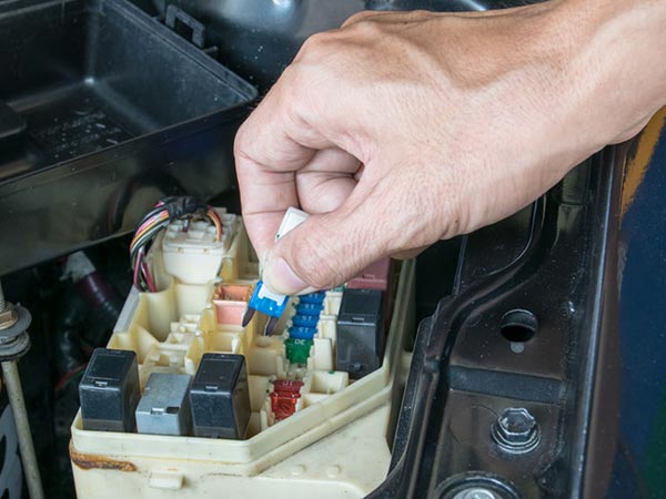 'വഴിക്കായോ?'; കാര്‍ സ്റ്റാര്‍ട്ട് ആവാതിരിക്കാനുള്ള അഞ്ച് പ്രധാന കാരണങ്ങള്‍