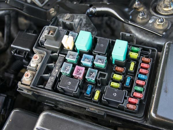 'വഴിക്കായോ?'; കാര്‍ സ്റ്റാര്‍ട്ട് ആവാതിരിക്കാനുള്ള അഞ്ച് പ്രധാന കാരണങ്ങള്‍