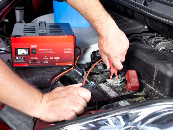 'വഴിക്കായോ?'; കാര്‍ സ്റ്റാര്‍ട്ട് ആവാതിരിക്കാനുള്ള അഞ്ച് പ്രധാന കാരണങ്ങള്‍