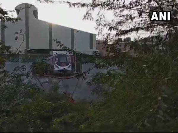 പ്രധാനമന്ത്രി ഉദ്ഘാടനം ചെയ്യാനിരിക്കെ പരീക്ഷണ ഓട്ടത്തില്‍ ദില്ലി മെട്രോ പാളം തെറ്റി