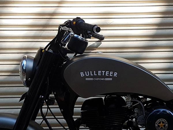 റോയല്‍ എന്‍ഫീല്‍ഡ് കൊണ്ടൊരു ഇന്ത്യന്‍ സ്‌കൗട്ട്; ഇത് വേറിട്ടൊരു ബുള്ളറ്റ് കരവിരുത്