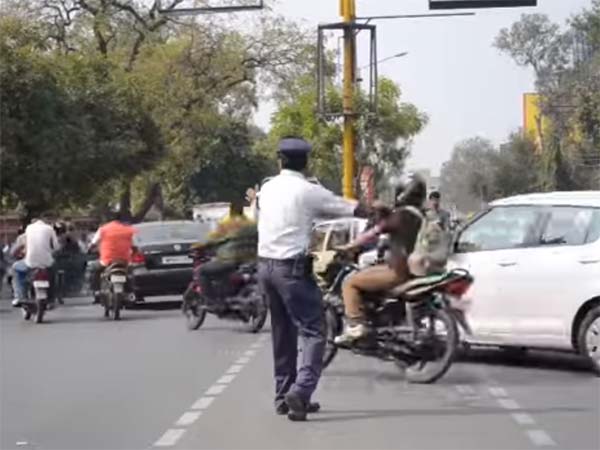 ഇന്‍ഡോറില്‍ സിഗ്നല്‍ കാത്തു കിടക്കാന്‍ ഒരു പ്രത്യേക സുഖമാണ്