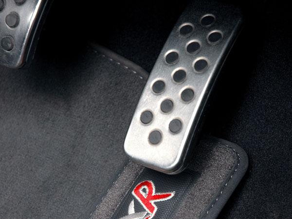 കാറിൽ എഞ്ചിന്‍ തകരാറുണ്ടെന്ന് എങ്ങനെ തിരിച്ചറിയാം? ഈ മുന്നറിയിപ്പ് ലക്ഷണങ്ങളെ അവഗണിക്കരുത്!