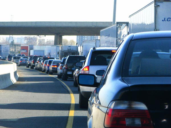 സിഗ്നല്‍ കാത്ത് കിടക്കുമ്പോള്‍ കാര്‍ എഞ്ചിന്‍ പൂര്‍ണമായും നിര്‍ത്തിയിടുന്നത് ശരിയോ?