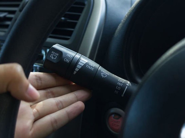 ട്രാഫിക് സിഗ്നലില്‍ കാര്‍ ന്യൂട്രലിലേക്ക് മാറ്റുന്നത് ശരിയാണോ?