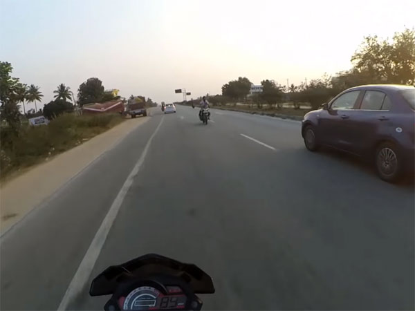എതിര്‍ ദിശയില്‍ നിന്നും കൂസലില്ലാതെ ബൈക്ക് യാത്രികന്‍; രക്ഷപ്പെട്ടത് തലനാരിഴയ്ക്ക്!