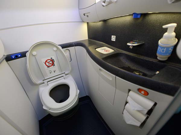 അത്ഭുതപ്പെടേണ്ട; വിമാനങ്ങളില്‍ കണ്ടുവരുന്ന ചില രസകരമായ പതിവുകള്‍